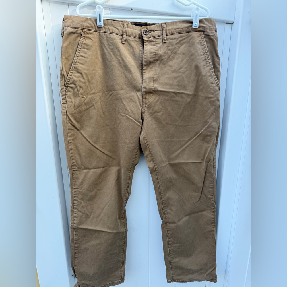 Men’s Levi’s khaki pants